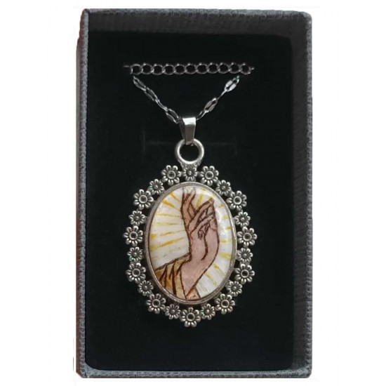 Ръчно рисуван медальон с благославящата Божия десница