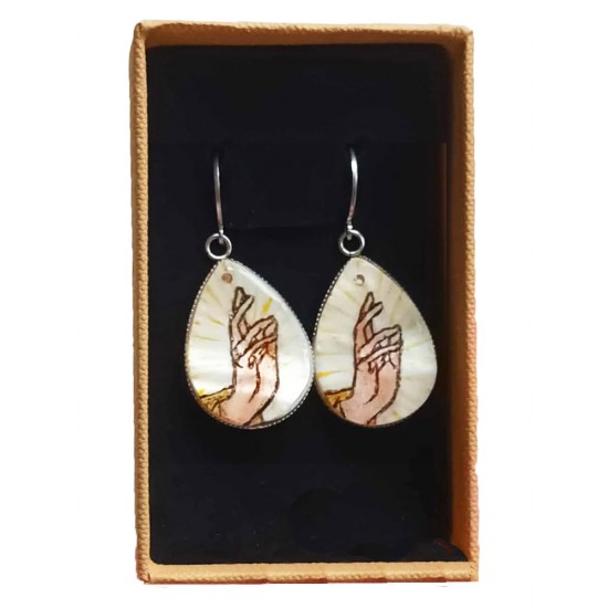 Ръчно рисувани обеци с благославящата Божия десница